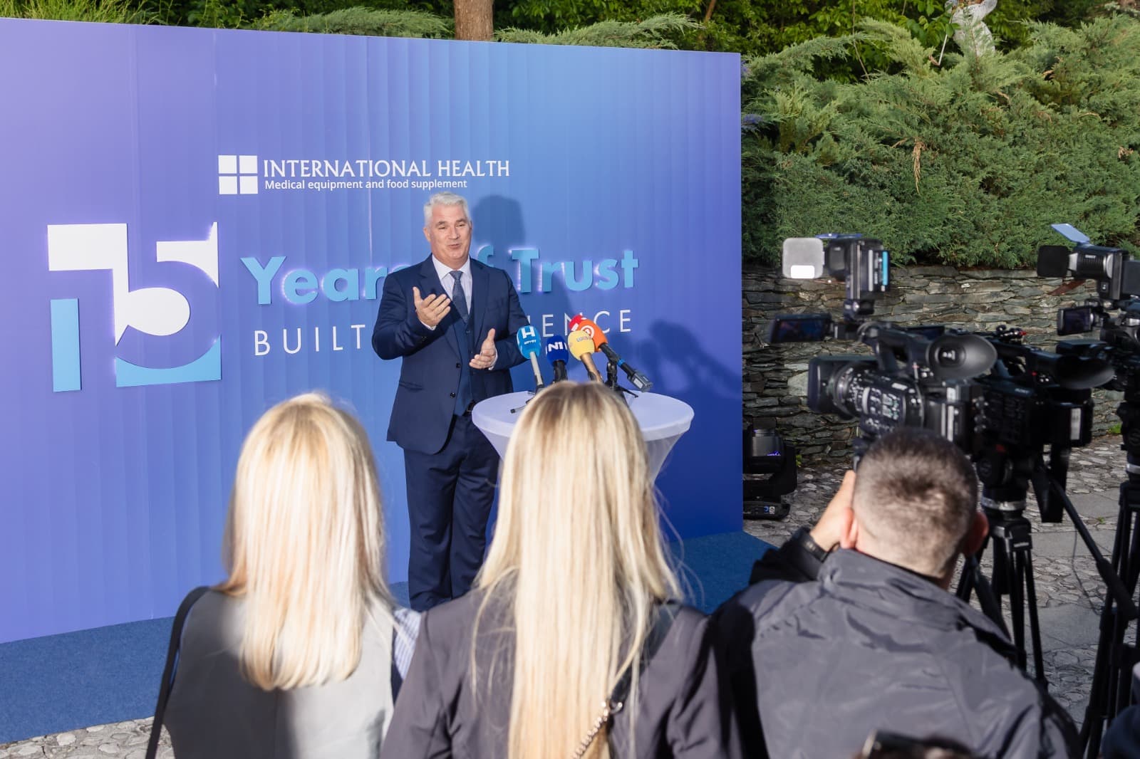 Ivan Vajs na pozornici "15 Years of Trust" , okruzen mdeijima i kamerama