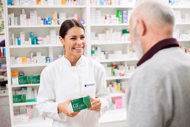 Farmaceut drži kutiju proizvoda GE132+ Natural